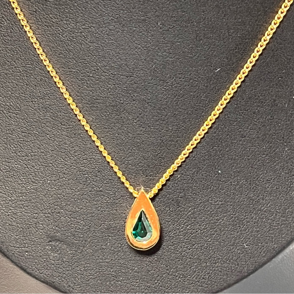 New Avon necklace, gold tone, green stone tear drop pendant
16 to 22”
Vintage